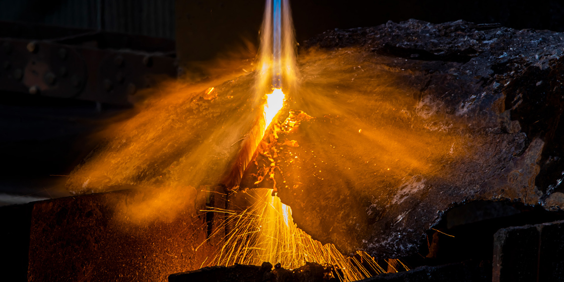 鉄屑・地金切断作業